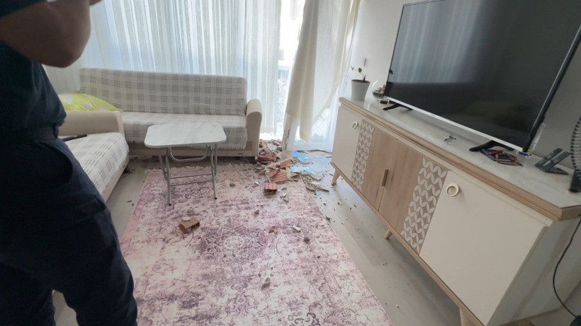 Avcılar’da yıkım sırasında devrilen binayı iş makinesi ile tutmaya çalıştılar - Resim: 9