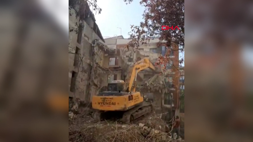 Avcılar’da yıkım sırasında devrilen binayı iş makinesi ile tutmaya çalıştılar - Resim: 10