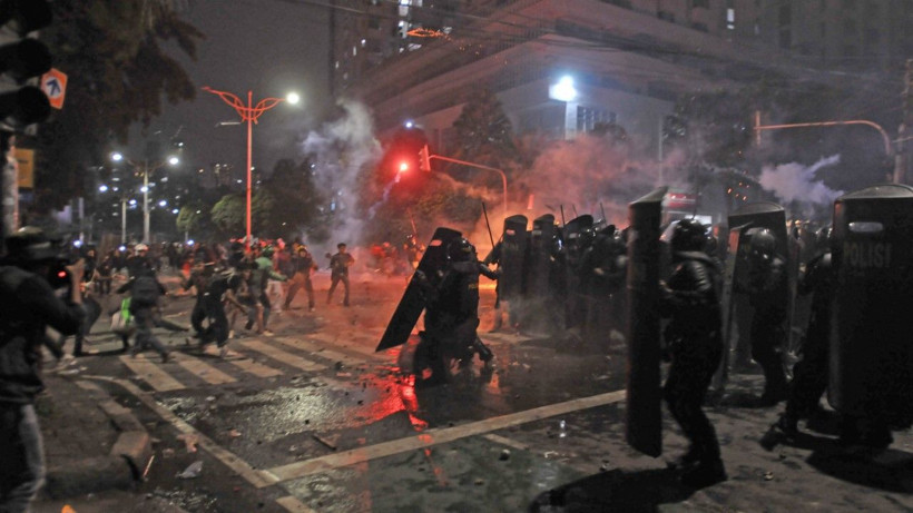 Milletvekillerine ayrıcalık isyan ettirdi, sokaklar karıştı - Resim: 6