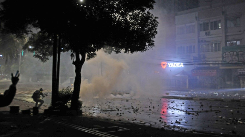 Milletvekillerine ayrıcalık isyan ettirdi, sokaklar karıştı - Resim: 7