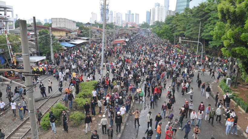 Milletvekillerine ayrıcalık isyan ettirdi, sokaklar karıştı - Resim: 13