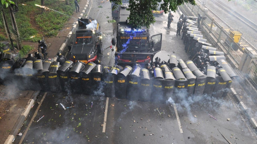 Milletvekillerine ayrıcalık isyan ettirdi, sokaklar karıştı - Resim: 14