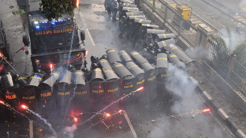 Milletvekillerine ayrıcalık isyan ettirdi, sokaklar karıştı - Resim: 15