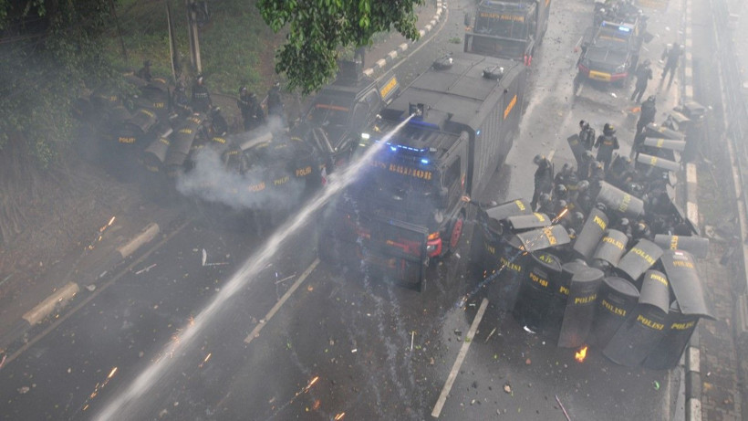 Milletvekillerine ayrıcalık isyan ettirdi, sokaklar karıştı - Resim: 16