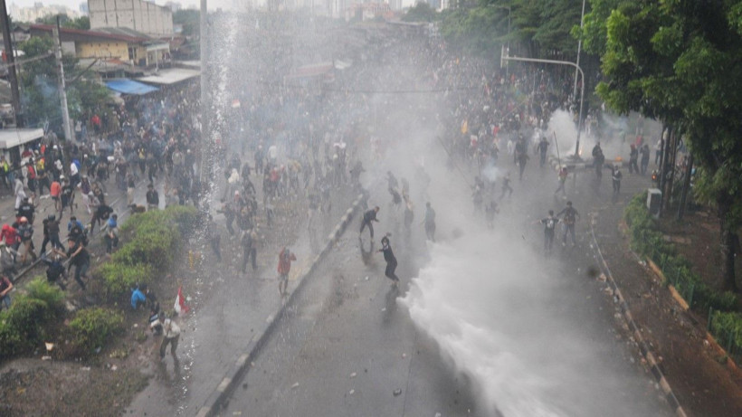 Milletvekillerine ayrıcalık isyan ettirdi, sokaklar karıştı - Resim: 17