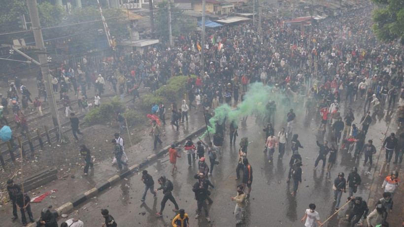 Milletvekillerine ayrıcalık isyan ettirdi, sokaklar karıştı - Resim: 19