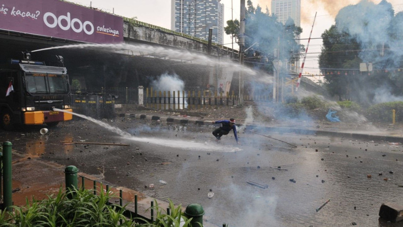 Milletvekillerine ayrıcalık isyan ettirdi, sokaklar karıştı - Resim: 23