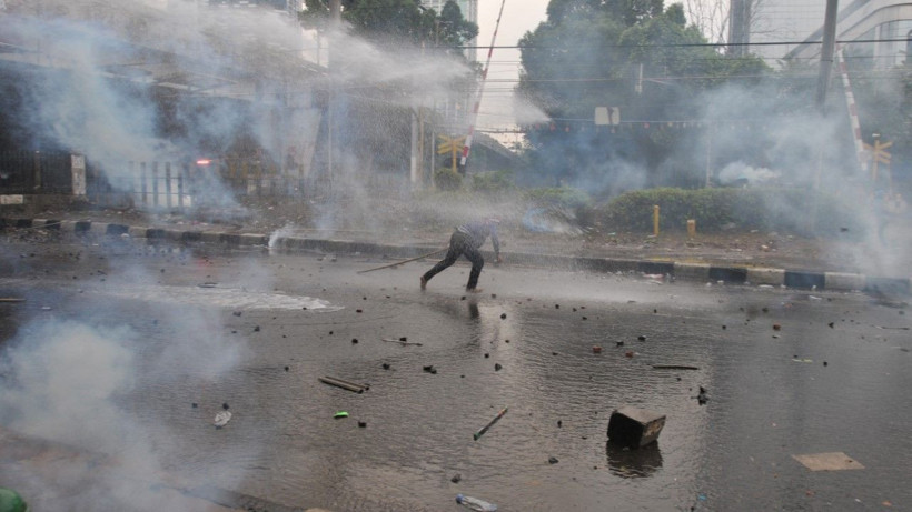 Milletvekillerine ayrıcalık isyan ettirdi, sokaklar karıştı - Resim: 24