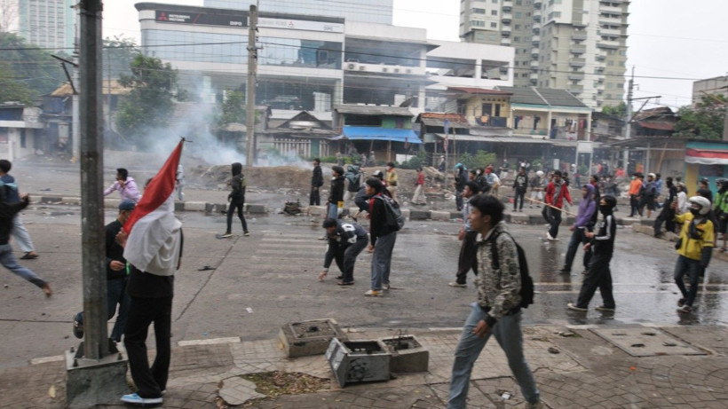 Milletvekillerine ayrıcalık isyan ettirdi, sokaklar karıştı - Resim: 26