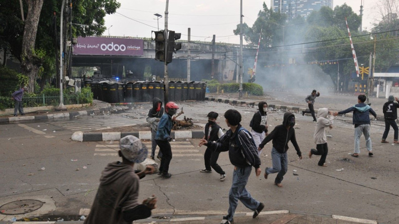 Milletvekillerine ayrıcalık isyan ettirdi, sokaklar karıştı - Resim: 27