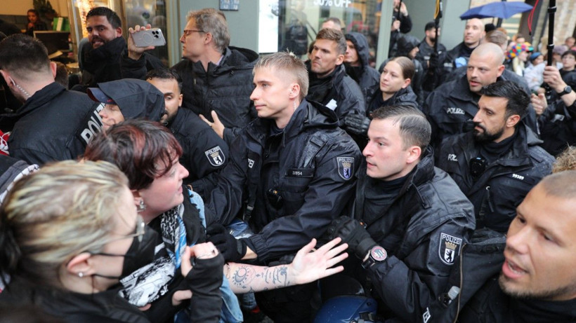 Berlin polisi, eylemciye yumruk attı - Resim: 1