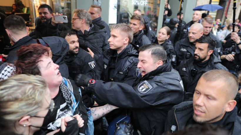 Berlin polisi, eylemciye yumruk attı - Resim: 3