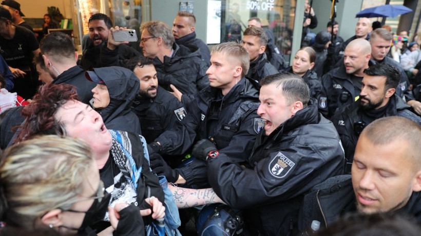 Berlin polisi, eylemciye yumruk attı - Resim: 4