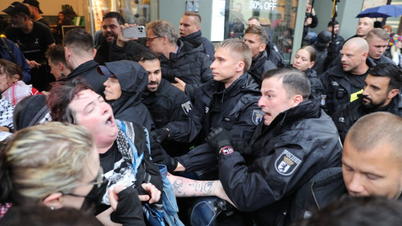 Berlin polisi, eylemciye yumruk attı - Resim: 5