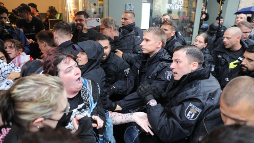 Berlin polisi, eylemciye yumruk attı - Resim: 6