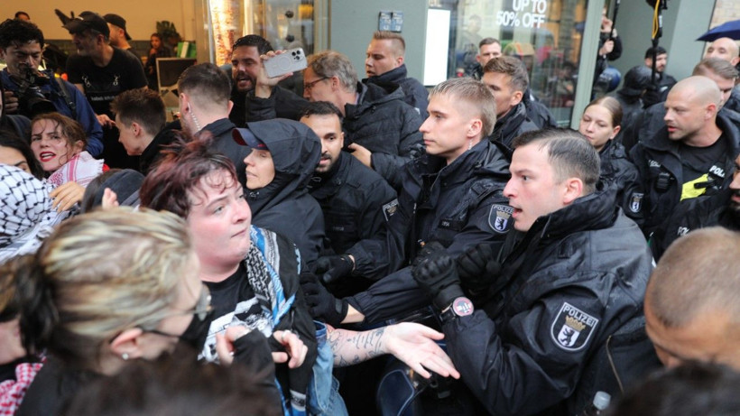 Berlin polisi, eylemciye yumruk attı - Resim: 7