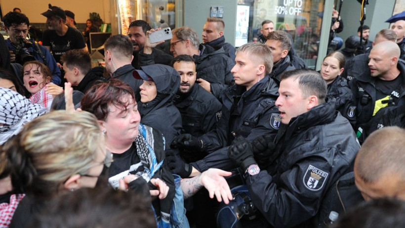 Berlin polisi, eylemciye yumruk attı - Resim: 8