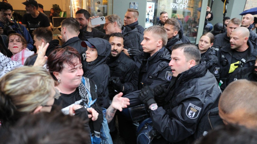 Berlin polisi, eylemciye yumruk attı - Resim: 9