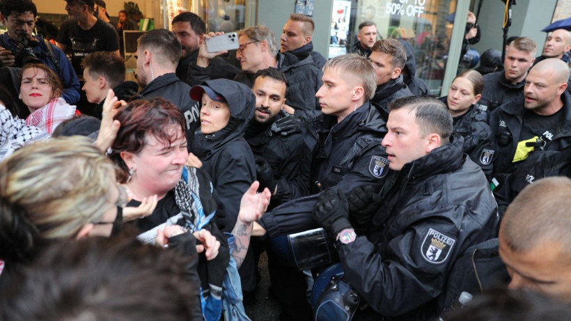 Berlin polisi, eylemciye yumruk attı - Resim: 10