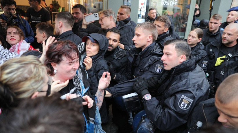 Berlin polisi, eylemciye yumruk attı - Resim: 11