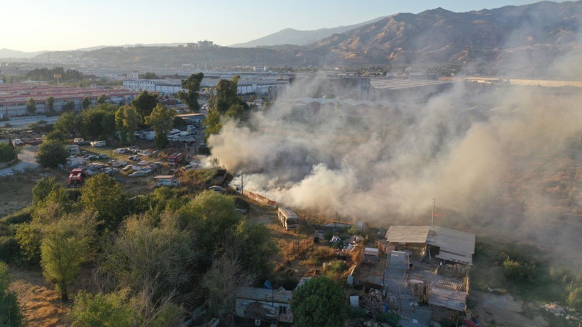 Otoparktaki araçlar kül oldu - Resim: 1