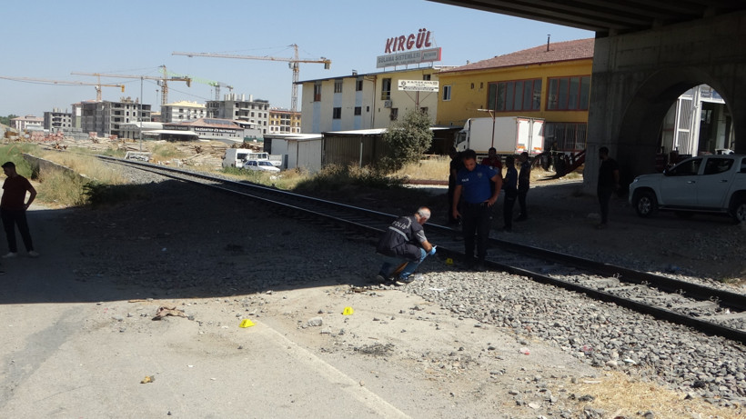 Tren otomobili biçti - Resim : 1