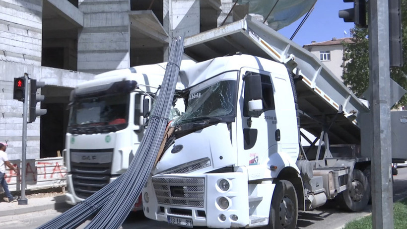 Kırmızı ışıkta TIR dehşeti: Dorsesindeki demirler otomobilin üzerine düştü - Resim : 1