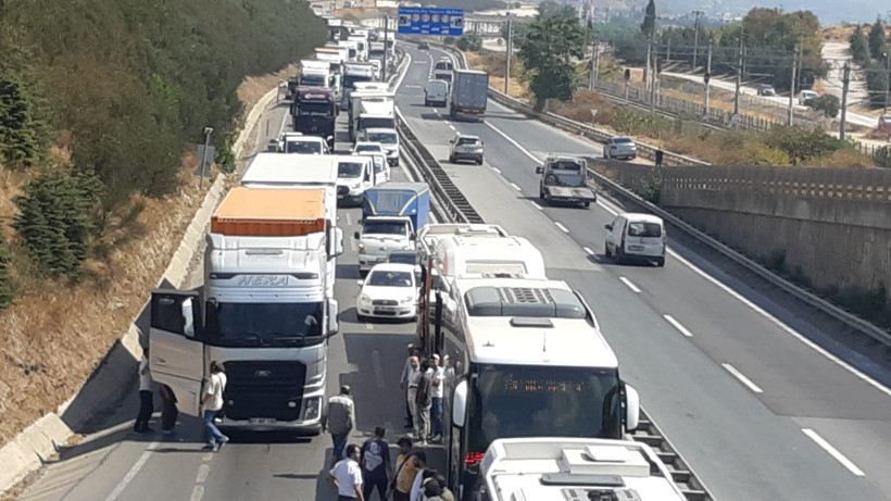 Yağ yüklü TIR devrildi, trafik felç oldu: Kilometrelerce kuyruk oluştu - Resim : 1