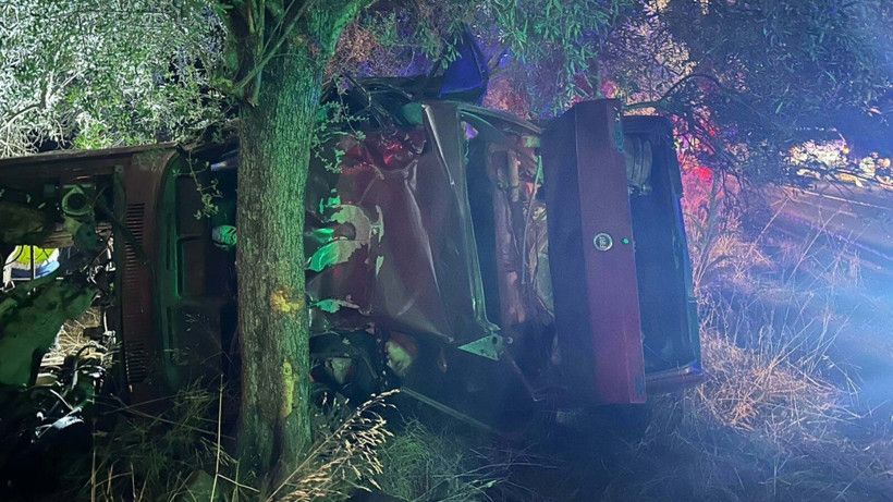 Takla atan otomobil ağaca çarptı: 2 genç hayatını kaybetti - Resim : 2