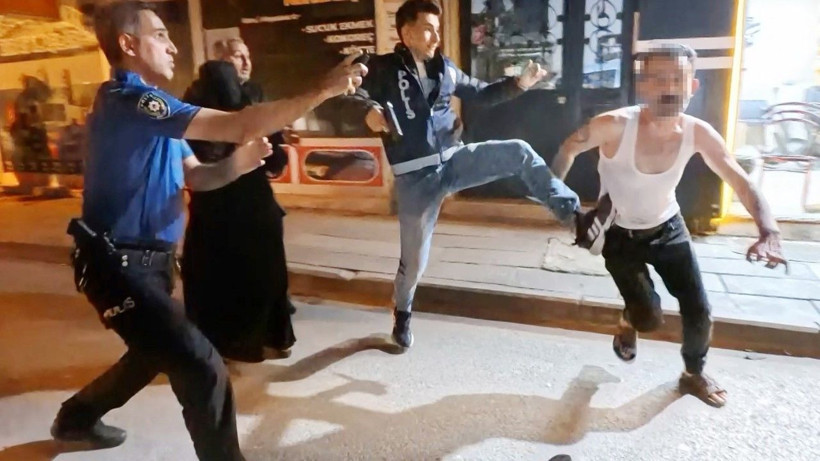 Bıçaklı saldırıda 2’si polis 4 yaralı - Resim: 1