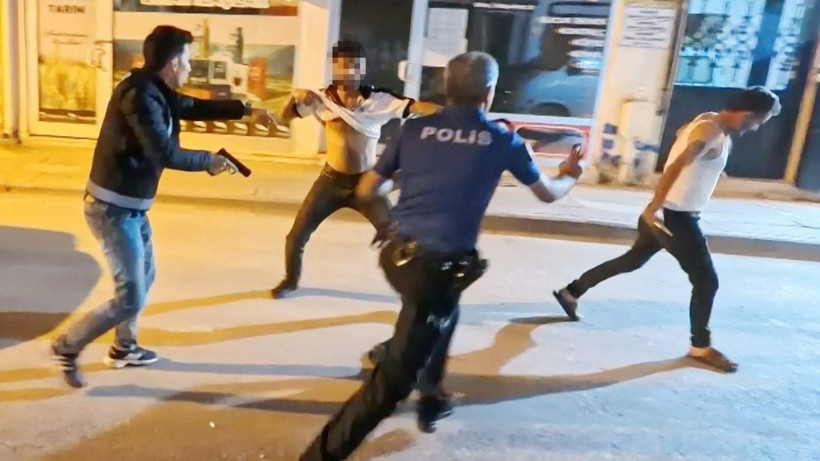 Bıçaklı saldırıda 2’si polis 4 yaralı - Resim: 2