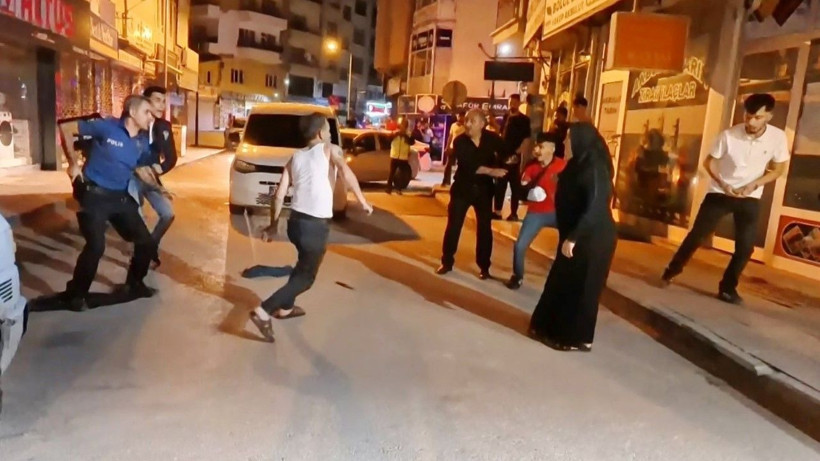 Bıçaklı saldırıda 2’si polis 4 yaralı - Resim: 5