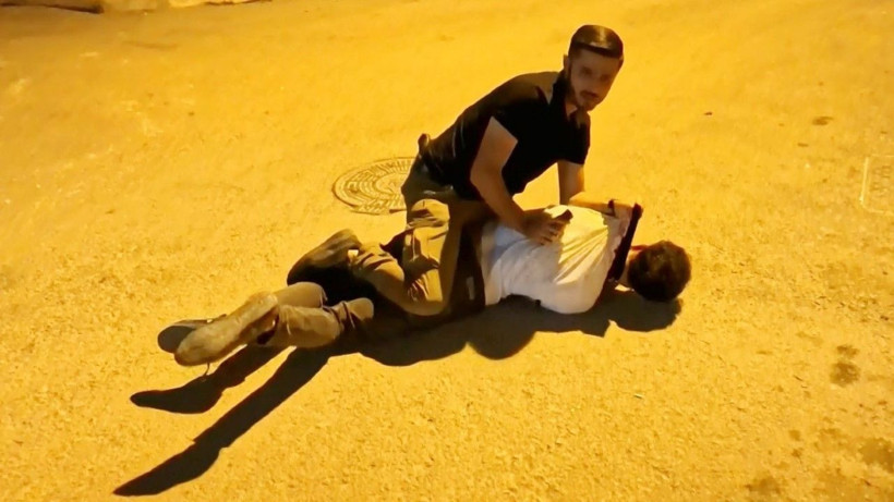 Bıçaklı saldırıda 2’si polis 4 yaralı - Resim: 6