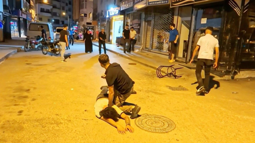 Bıçaklı saldırıda 2’si polis 4 yaralı - Resim: 7