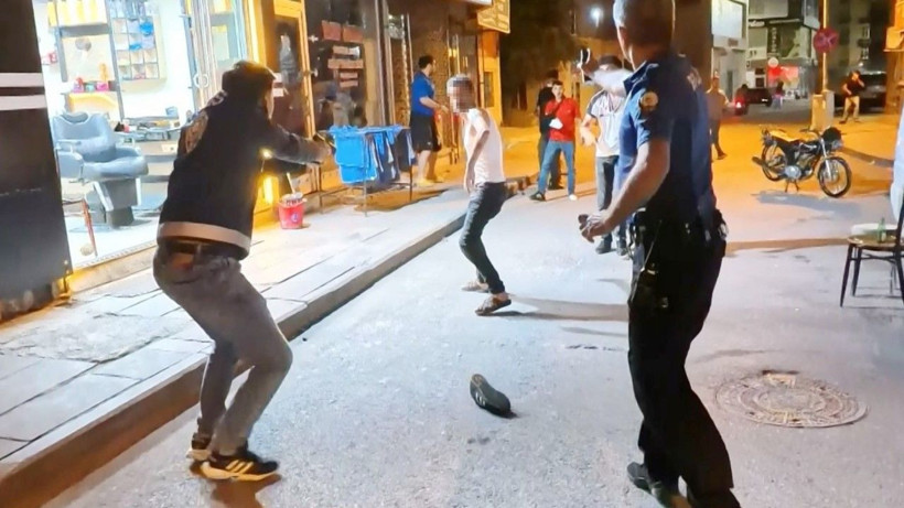 Bıçaklı saldırıda 2’si polis 4 yaralı - Resim: 8