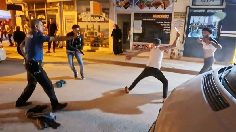 Bıçaklı saldırıda 2’si polis 4 yaralı - Resim: 9