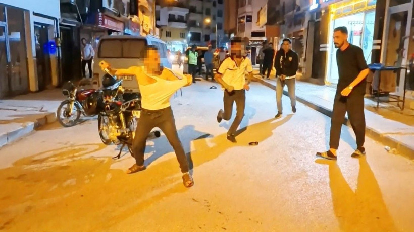 Bıçaklı saldırıda 2’si polis 4 yaralı - Resim: 10