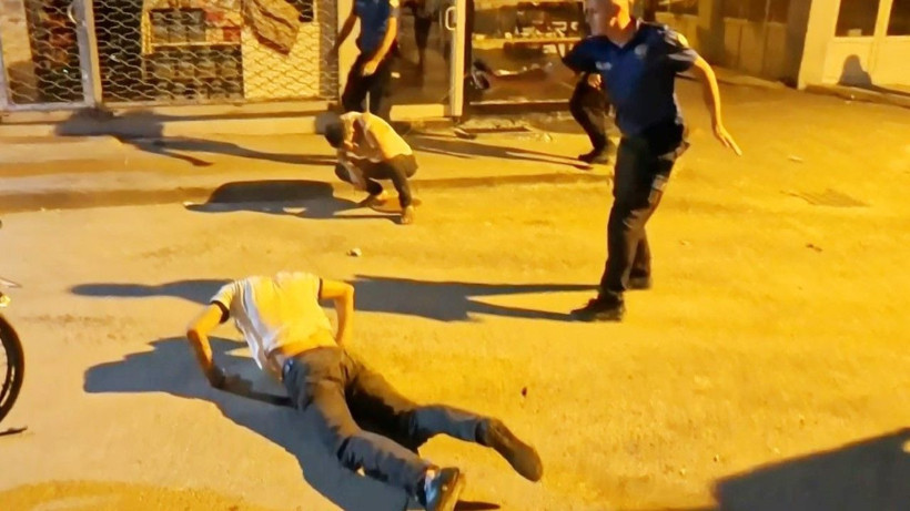 Bıçaklı saldırıda 2’si polis 4 yaralı - Resim: 11