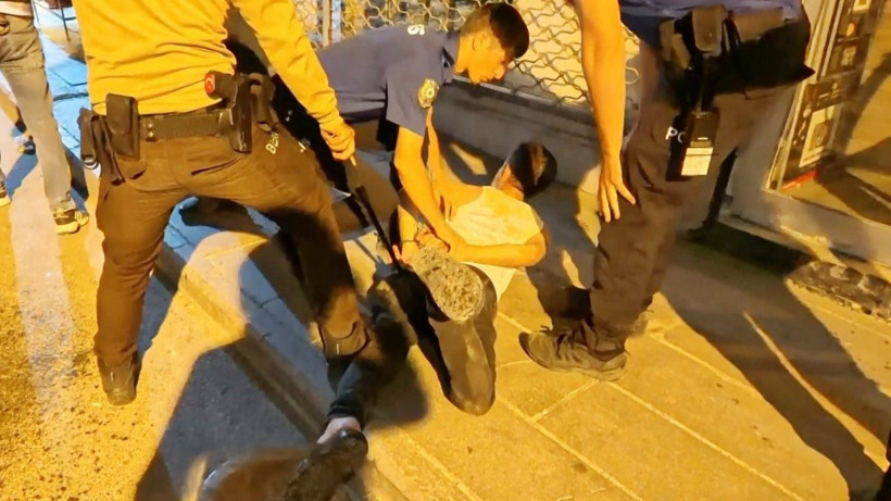 Bıçaklı saldırıda 2’si polis 4 yaralı - Resim: 12