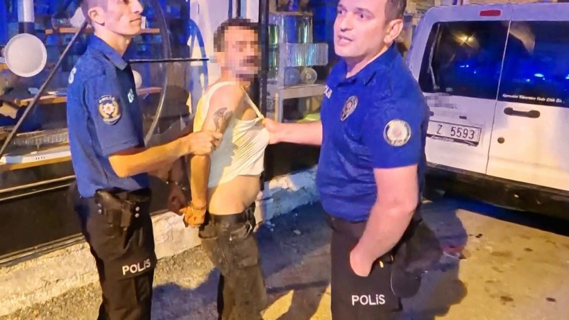 Bıçaklı saldırıda 2’si polis 4 yaralı - Resim: 13