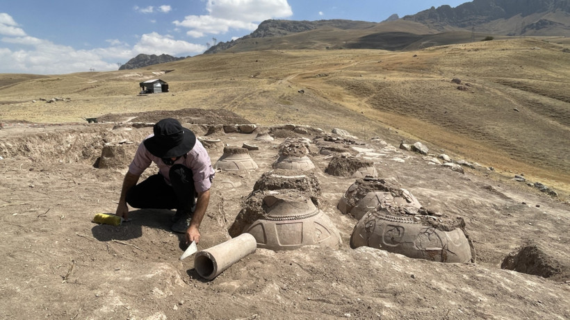 Van’da Urartu depo merkezi gün yüzüne çıkarıldı: 76 çivi yazılı pithos bulundu - Resim : 2