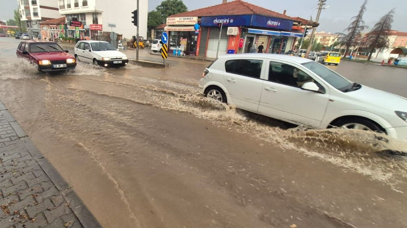 Sağanak bastırdı, yollar göle döndü - Resim: 4