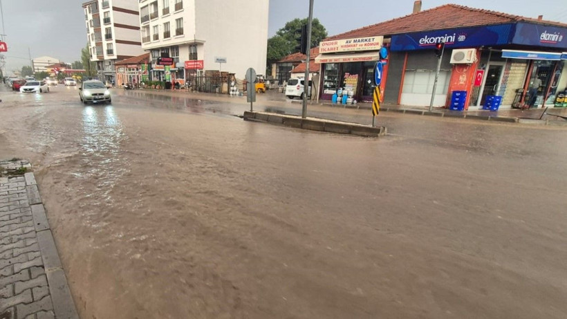 Sağanak bastırdı, yollar göle döndü - Resim: 5