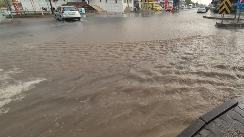 Sağanak bastırdı, yollar göle döndü - Resim: 6