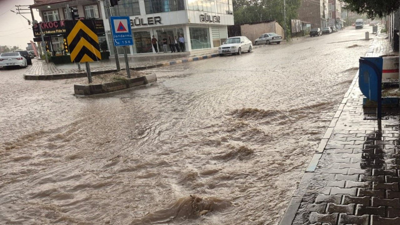 Sağanak bastırdı, yollar göle döndü - Resim: 7