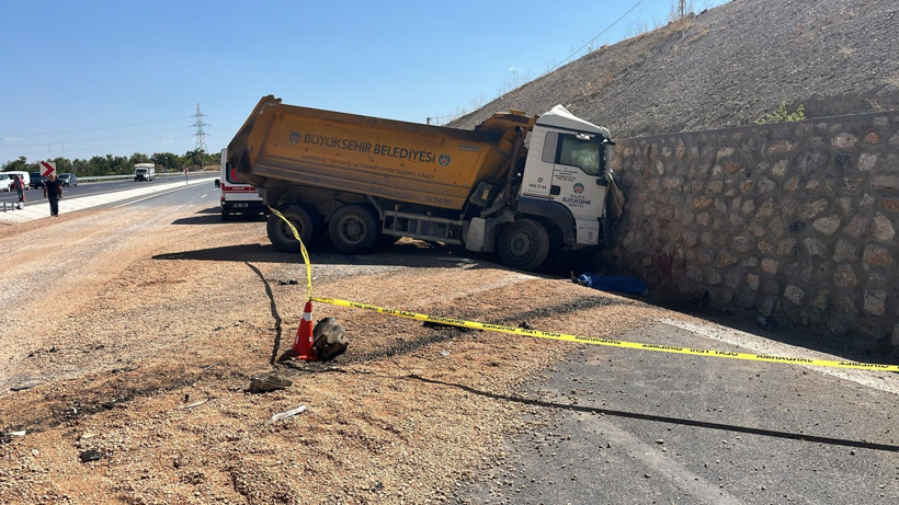 Kontrolden çıktı, istinat duvarında can verdi - Resim : 1