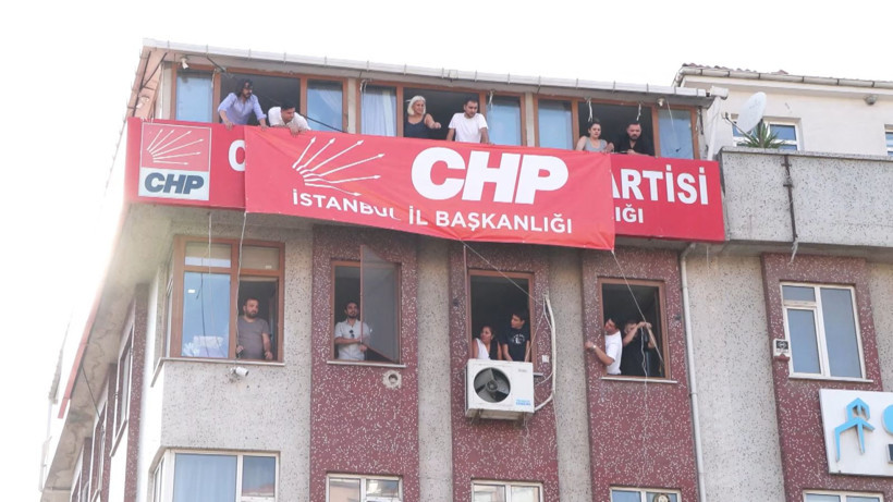 CHP'nin Bahçelievler'deki binasına 'İstanbul İl Başkanlığı' yazılı pankart asıldı - Resim: 3
