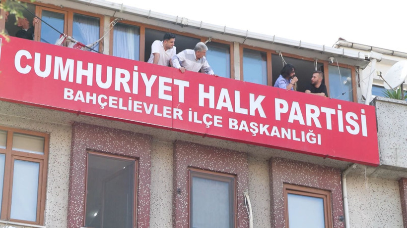CHP'nin Bahçelievler'deki binasına 'İstanbul İl Başkanlığı' yazılı pankart asıldı - Resim: 2