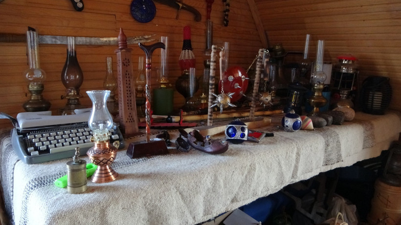 Depremin ardından dağ başında hayat kurdu: Antika eşyalarla doldurdu - Resim : 2