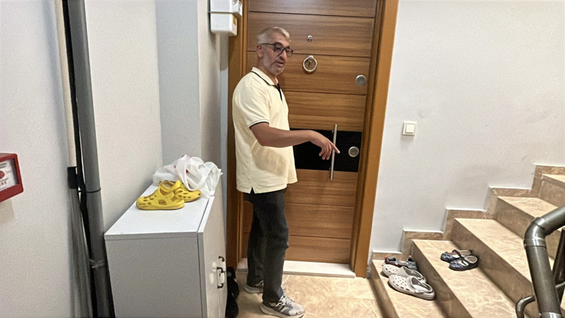 Kapıları açamayan hırsız, terliklerini bırakıp ayakkabı çaldı - Resim : 1